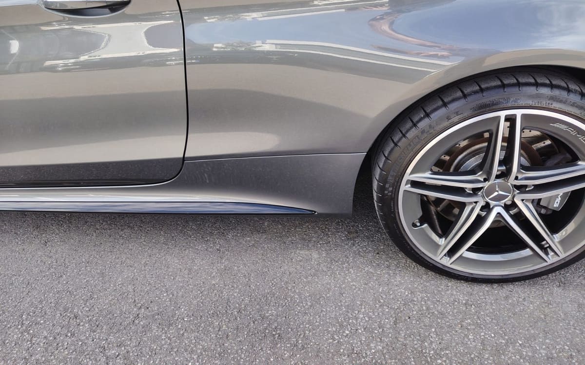 Seitenpartie des Mercedes AMG Coupés mit makellosem Lack