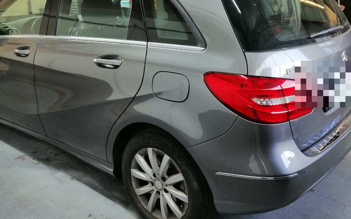 Mercedes B-Klasse in der Werkstatt, Heck und Seite fertig zur Übergabe