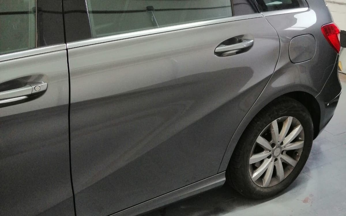 Dieselbe Mercedes B-Klasse nach der Lackierung, glatt und glänzend