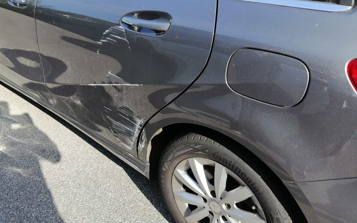 Mercedes B-Klasse mit tiefen Kratzern an Tür und Seitenwand vor der Reparatur