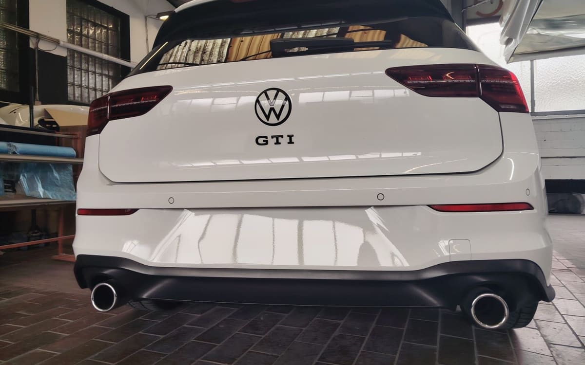 Weißer Golf GTI in der Werkstatt, Heckstoßstange instand gesetzt und frisch lackiert