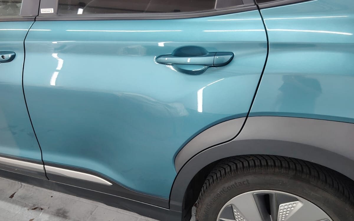 Türkiser Hyundai Kona in der Werkstatt, Türen und Seitenwand fertig lackiert